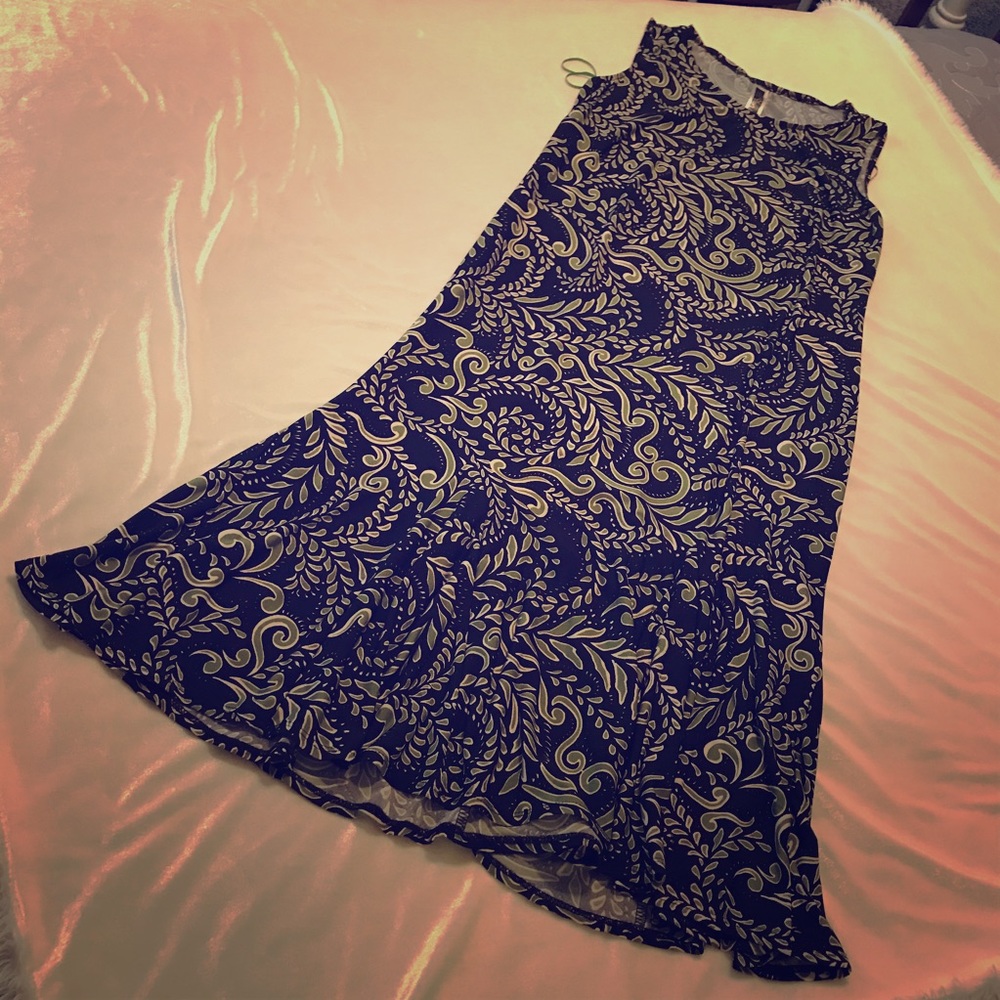 sleeveless dress.